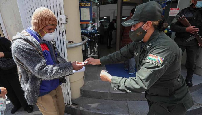 Pago del primer bono por la pandemia en Bolivia causa grandes filas